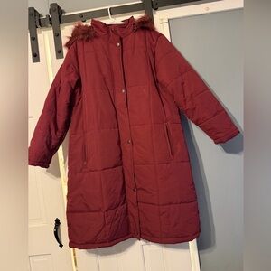 Elegant Maroon Puffer Coat with Faux Fur Trim